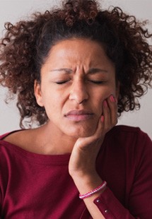 woman with jaw pain 